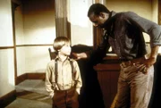 Joe Kagan (Moses Gunn, r.) bedankt sich bei Timothy (Keith Mitchell, l.).