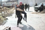 Von links: Tomasz Krol (Lasse Boje Haye Weber) verhaftet die rebellierende Mila Kovac (Dorka Gryllus), die sich gerade mit den Skolgans fraternisierte.