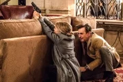 Geraten überraschend in eine Falle: Dr. Dylan Reinhart (Alan Cumming, r.) und Detective Lizzie Needham (Bojana Novakovic, l.) ...