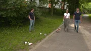 v.l.: Trainer Marcel Wunderlich, Yasmin und Colin mit Frz. Bulldogge "Ruby".