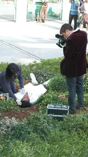 Vor einem exklusiven Fünf-Sterne-Hotel in Miami wird der Hotelangestellte Armando Diaz (Vincent Rivera, M.) tot aufgefunden. Alexx Woods (Khandi Alexander) und Ryan Wolfe (Jonathan Togo) sichern die Spuren am Tatort.