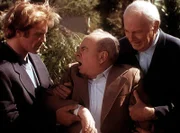 Steve (Barry Van Dyke, l.) und Harvey (Harvey Korman, r.), einst ein berühmter Komiker, versuchen, Harveys Partner Tim (Tim Conway, M.) zu beruhigen, der vor Wut und Eifersucht außer sich ist.