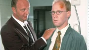 Dr. Kram (Christian Tasche, l.) gibt Schumann (Lutz Herkenrath) den Rat, zum Neurologen zu gehen. Sollte er tatsächlich verrückt sein?