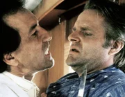 Der mexikanische Gangster Fernandez (Frank Ramirez, l.), der mit Hilfe von Arnold Skullen (Michael Champion) einen großen Coup landen will, glaubt, daß dieser ihn aufs Kreuz legen will.