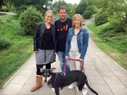 V.l.: Vicky Müller, Martin Rütter und Stephanie Traichel mit Mischlingshündin "Molly".