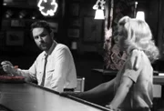 Charlie Kelly (Charlie Day, l.)