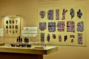 Die geraubten Artefakte werden in der Ausstellung „Benin. Geraubte Geschichte“ im Hamburger Museum am Rothenbaum – Kulturen und Künste der Welt (MARKK) ausgestellt und anschließend an Nigeria zurückgegeben. Die geraubten Artefakte werden in der Ausstellung „Benin. Geraubte Geschichte“ im Hamburger Museum am Rothenbaum – Kulturen und Künste der Welt (MARKK) ausgestellt und anschließend an Nigeria zurückgegeben.