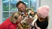 Die Sylter Silke und Olaf Jaschinski sorgen sich um ihr Bulldogge Trude – sie hat einen Knubbel am Gesäuge.