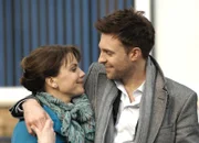 Wege zum Glück Kapitel 365 Staffel 1, Episode 365 Ben hat mit dem Pfarrer telefonisch einen neuen Hochzeitstermin vereinbart: Gisa Zach als Nina, Hubertus Grimm als Ben
