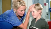 Von wegen Fieber! Markus (Marius Theobald), der kleine Simulant, wollte die Sachkundearbeit schwänzen. Doch Rita (Gaby Köster) hat den Plan durchschaut!