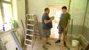 Boris und Angela haben ein altes Schwesternwohnheim für nur einen Euro erstanden. Das riesige Haus mit 600 qm Wohnfläche gleicht allerdings einer Ruine und muss komplett saniert werden. Boris`Sohn Merlin hilft beim Umbau...