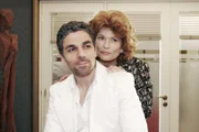 Sophie (Gabrielle Scharnitzky, r.) weiht Giorgio (Roberto Guerra, l.) in ihren Plan ein, Paolo zu entmachten.
