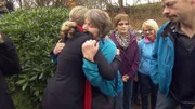 Eva Brenner heißt Sabine und deren Familie willkommen.