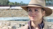 Eine weitere Katastrophe bahnt sich an, als ein Buschfeuer ausbricht. Da sich die Feuersbrunst in Windeseile auf Drover's Run zubewegt, versucht Tess (Bridie Carter) verzweifelt, die unzähligen Brandherde zu löschen - vergebens.