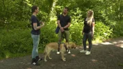 v.l.: Trainerin Ramona Houscht, Kevin und Viviane mit Labrador "Archie".