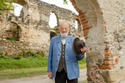 Sepp Forcher vor der Burgruine Gars.