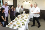 Gordon Ramsay (r.)