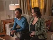 Howie "Chimney" Han (Kenneth Choi, l.); Maddie Kendall (Jennifer Love Hewitt, r.)