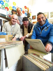 Von rechts: Trödelexperte Mauro Corradino und Volker verkaufen Schallplatten an Gerd Noeth und Thomas Lefeber.Von rechts: TrĂ¶delexperte Mauro Corradino und Volker verkaufen Schallplatten an Gerd Noeth und Thomas Lefeber.