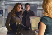 Ein Mordfall scheint für Beckett (Stana Katic, l.) und Castle (Nathan Fillion, M.) schnell gelöst zu sein, doch dann haben sie plötzlich drei Geständnisse zu nur einem Mord ...