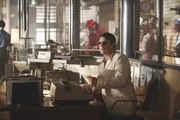 Im Look der Siebziger versucht er, einen Zeugen zu befragen, der komplett in seiner selbstgeschaffenen Traumwelt der 1970er Jahre lebt: Richard Castle (Nathan Fillion) ...