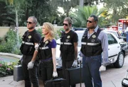 L-R: Nick (George Eads), Catherine (Marg Helgenberger) Greg (Eric Szmanda) und Langston (Laurence Fishburne)