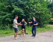 v.l.: Kevin, Viviane mit Labrador "Archie" und Trainerin Ramona Houscht
