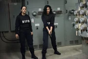 Amy Santiago (Melissa Fumero, l.); Rosa Diaz (Stephanie Beatriz, r.)