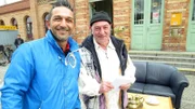 Von links: Trödelexperte Mauro Corradino startet zusammen mit Volker eine Werbeaktion.