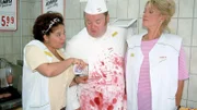 Gisi (Franziska Traub, l.), Bernie (Georg Alfred Wittner) und Rita (Gaby Köster) versuchen an den Tresorschlüssel in Schumanns Büro zu kommen. da das nicht gelingt, will Gisi das Geld bei Bernie verstecken. Reicht doch, wenn einer in den Knast geht.