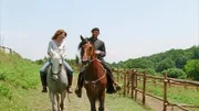Don Matteo (Terence Hill, r.) hat das durchgegangene Pferd der Buergermeisterin (Milena Miconi) wieder eingefangen.