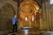 Sepp Forcher im Karner der Stefanus Kirche.