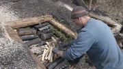 Einer der letzten Köhler bei der Arbeit.