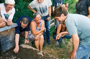 Wo hat sie sich versteckt? Frank Seibert (rechts) mit anderen Hobbyimkern auf der Suche nach der Bienenkönigin.