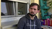 Jerrick hat nach zwei Jahren Obdachlosigkeit endlich eine eigene Wohnung und plant voller Vorfreude den Einzug.
