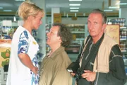 Bei Rita (Gaby Köster) beißen die Reporter Suden (Kalle Pohl, M.) und Lammers (Mike Krüger) auf Granit.