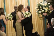 "Brooklyn Nine-Nine", "Gut in Emotion." Die Hochzeit von Ginas Mutter und Charles Vater ist zum Greifen nahe. Für Gina hat dieses Ereignis absolute Priorität. Jeder ihrer Kollegen im Revier muss eine Aufgabe beim Hochzeitsfest übernehmen. Doch nichts scheint so zu laufen, wie es eigentlich sollte. Die Nebelmaschine streikt, auf der Torte stehen keine Namen und Charles Vater bekommt im letzten Moment offenbar kalte Füße. Jake hilft Amy, einen Geldfäscher zu verhaften, hinter dem sie seit zwei Jahren her ist. Dabei verliert er prompt den Trauring.