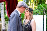 Katja (Isabell Stern, l.) und Vincent (Martin Walde, r.) versuchen krampfhaft, die Anziehung zwischen ihnen zu überspielen.
