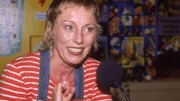 Uschi (Antje Lewald), die eigentlich wollte, dass das Camping Radio abgestellt wird, sitzt nun selbst am Mikro...