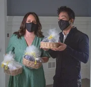 L-R: Maddie Kendall (Jennifer Love Hewitt) und Howie 'Chimney' Han (Kenneth Choi)