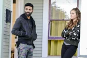 Tariq (Jake Matthews, l.); Lizzie (Alexandra Chando, r.)