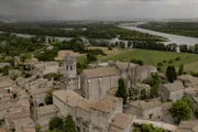 Vorbei an Viviers, Perle des Mittelalters.