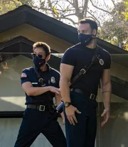 Howie "Chimney" Han (Kenneth Choi, l.); Eddie Diaz (Ryan Guzman, r.)