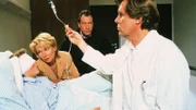 Elfi (Angela Neumann) und Wolfgang (Michael Zittel) Dressler wollen Dr. Stefan Franks (Sigmar Solbach, r.) Diagnose, dass ihr Sohn Nico (Thomas Näßl, lieg.) blind bleibt, einfach nicht akzeptieren.
