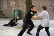 Jamie (Will Estes, r.) und Eddie sollen den öffentlichen Streit zwischen einem Paar schlichten. Als der Mann (Noah Fleiss, r.) seine Aggressionen auch an Eddie (Vanessa Ray, l.) auslässt, brennt bei Jamie eine Sicherung durch und er schlägt auf ihn ein. Bedeutet ihm Eddie doch mehr, als gedacht?