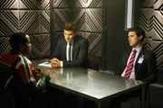 Booth (David Boreanaz, M.) und Sweets (John Francis Daley, re.) vernehmen Ralph Berti (Wayne Wilderson).
