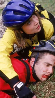 Hanno (Oliver Boysen) ist mit dem Mountainbike schwer gestürzt. Vivian (Caroline Vasicek) eilt ihm zur Hilfe.