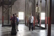 "CSI NY", "Der Kompass-Mörder." Auf Ellis Island wird ein Toter gefunden, der sich offensichtlich erhängt hat. Am Tatort findet sich ein Kompass, dessen Zeiger Richtung Süden weist und in dieser Position fixiert wurde. Als das Team mit einem ähnlich gelagerter Fall am anderen Ende der Stadt konfrontiert wird, bei dem ebenfalls ein Kompass involviert ist, müssen die Ermittler von einem Serientäter ausgehen. Im Bild (v.li.): Hill Harper (Dr. Sheldon Hawkes), Gary Sinise (Det. Mac Taylor), Melina Kanakaredes (Det. Stella Bonasera), Eddie Cahill (Det. Don Flack).