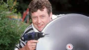 Benno (Willi Thomczyk) macht kurzen Prozess und montiert die Lautsprecher des Camping-Radios ab...