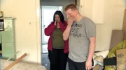 Marcel (27) und seine Frau Denise (26) haben ungesehen, aber dafür sehr günstig, ein kleines Reihenhaus ersteigert. Doch nach dem Kauf sehen sie, warum das Haus so billig zu haben war..